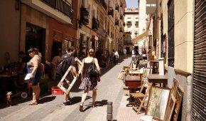 Самый популярный блошиный рынок Мадрида - Эль-Растро.