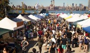 New Yorks riesiger Open-Air-Lebensmittelmarkt: Smorgasburg