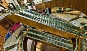 Любимое место шопоголиков - это Dubai Mall.